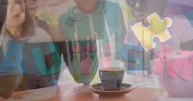 Çeşitli okul çocukları üzerinde otizm metinlerinin ve bulmacanın animasyonu. Eğitim ve öğrenme kavramı dijital olarak oluşturulmuş video.