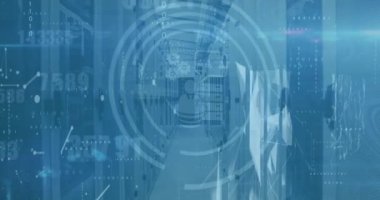 Dijital simge ağının animasyonu ve bilgisayar sunucu odasına karşı birden fazla değişen numara. Küresel ağ ve iş veri depolama teknolojisi kavramı