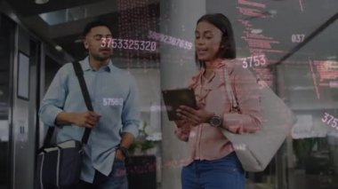 Ofisteki çeşitli iş adamları üzerinde veri işleme animasyonu. Küresel iş, bilgisayar ve dijital arayüz kavramı dijital olarak oluşturulmuş video