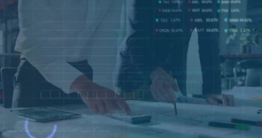 Ofisteki iş adamları üzerinde finansal veri işleme animasyonu. Küresel iş, finans, hesaplama, bağlantılar ve veri işleme kavramı dijital olarak oluşturulmuş video.