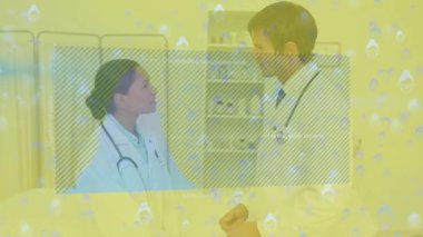 Kadın ve erkek doktorlar üzerinde işlenen Coperid 19 virüs verisinin animasyonu. Küresel covid 19 salgın, sağlık, hesaplama, bağlantılar ve veri işleme kavramı dijital olarak oluşturuldu.