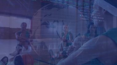 Animasyon grafikleri, alım satım tahtası, sayılar ve çeşitli bayan oyuncular üzerinde egzersiz. Dijital bileşik, çoklu pozlama, küreselleşme, rapor, borsa, fitness ve spor kavramı.