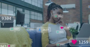 Sosyal medya simgelerinin ofisteki iş kadını üzerinde canlandırılması. Küresel iş, finans ve veri işleme kavramı dijital olarak oluşturulmuş video.