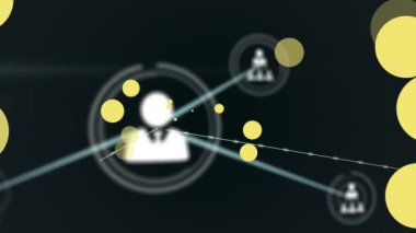 Siyah arkaplandaki simgelerle bağlantı ağı üzerinden ışık noktalarının canlandırılması. Küresel teknoloji, bağlantılar ve dijital arayüz konsepti dijital olarak oluşturulmuş video.