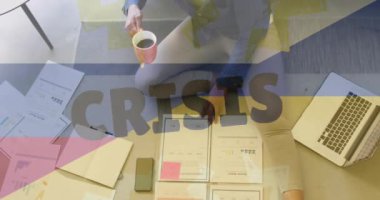 Afro-Amerikan bir kadının evde okuması üzerine kriz metni animasyonu. Yurtiçi yaşam tarzı ve öğrenme konsepti dijital olarak oluşturuldu.