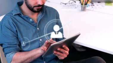 Ofiste dijital tablet kullanan beyaz bir adamın portresi üzerine profil simgeleri ağının animasyonu. Küresel ağ ve iş teknolojisi kavramı
