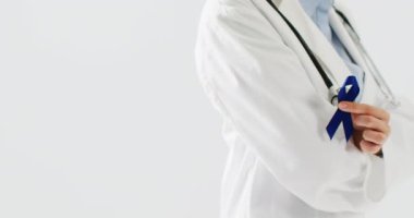 Kafkas kadın doktorunun mavi kolon kanseri kurdelesiyle fotokopi çekerken videosu. Tıp, sağlık hizmetleri, sağlık hizmetleri ve sağlık farkındalığı kavramı.