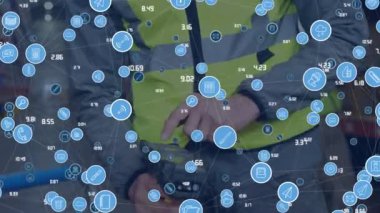 Depoda tarama cihazı kullanan beyaz erkek işçilerin dijital simge ağının animasyonu. Küresel ağ ve lojistik iş teknolojisi kavramı