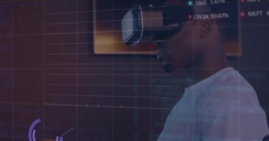 VR kulaklık kullanan Afro-Amerikan bir adam üzerinde veri işleme animasyonu. Küresel iş ve dijital arayüz kavramı dijital olarak oluşturulmuş video.