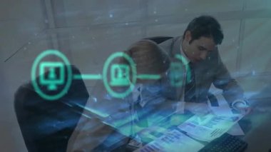 İş adamları üzerindeki simgelerle bağlantı ağının animasyonu. Dijital olarak oluşturulmuş küresel bağlantılar, iş, finans ve veri işleme kavramı.