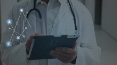 Kafkas erkek doktor üzerindeki ışık noktalarıyla olan bağlantıların animasyonu. Küresel tıp, bağlantılar ve dijital arayüz konsepti dijital olarak oluşturulmuş video.