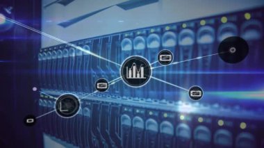 Bilgisayar sunucusu üzerinden simgeler ve veri işleme ile bağlantı ağının animasyonu. Küresel hesaplama, bağlantılar, ağlar ve veri işleme kavramı dijital olarak oluşturulmuş video.