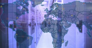 Sunucu odasının üzerindeki dünya haritasının animasyonu. küresel iş ve dijital arayüz kavramı dijital olarak oluşturulmuş video.