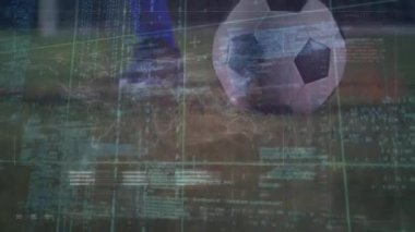 Futbolcunun düşük kesiminde top ile veri işleme arayüzünün animasyonu. Spor teknolojisi kavramı
