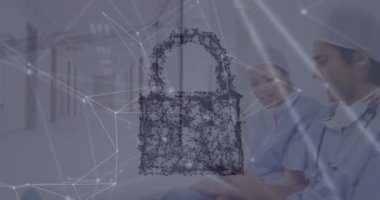 Asma kilit simgesi ile veri işleme animasyonu ve çeşitli doktorlar arasında bağlantı ağı. Küresel tıp, sağlık ve dijital arayüz kavramı dijital olarak üretilen video.