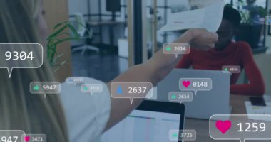 Sosyal medya simgelerinin ofisteki iş adamları üzerinde canlandırılması. Küresel iş, finans ve veri işleme kavramı dijital olarak oluşturulmuş video.