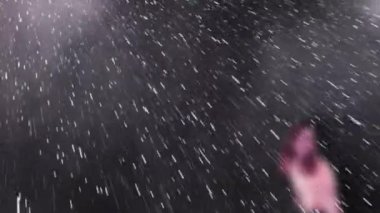 Gri arkaplana düşen kar animasyonu. Kış, Noel, şenlik, gelenek ve kutlama konsepti dijital olarak oluşturulmuş video.