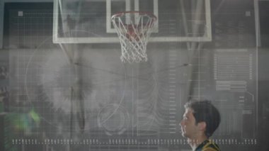 Basketbol oynayan iki beyaz erkek basketbolcunun veri işleme animasyonu. Spor teknolojisi kavramı