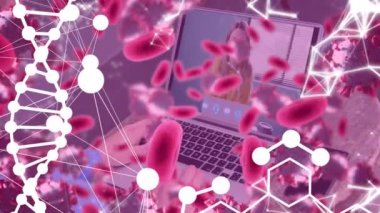 Beyaz kadının video ve virüs hücreleri ile ilgili veri işleme animasyonu. Küresel iş ve dijital arayüz kavramı dijital olarak oluşturulmuş video.