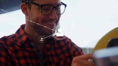 Ofiste dijital tablet kullanan beyaz bir adam üzerinde profil simgeleri ağı animasyonu. Küresel ağ ve iş teknolojisi kavramı
