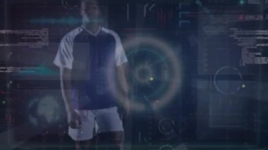 Afro-Amerikan erkek futbolcunun topa vuruşuyla ilgili veri işleme ekranlarının animasyonu. Spor teknolojisi kavramı