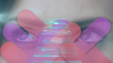 Veri işleme ve mor şekillerin animasyonu beyaz kadının gözlerinin üzerinde. Küresel bilim ve dijital arayüz kavramı dijital olarak oluşturulmuş video.