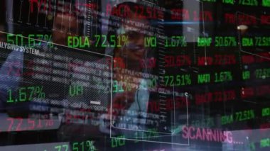 4K gecesinde ofiste bilgisayar kullanan iş adamları. Küresel iş bağlantıları ve dijital arayüz konseptini dijital olarak oluşturur.