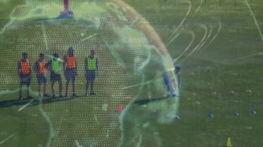 Futbol oyuncuları ve dünya çapında veri işleme animasyonu. Küresel spor ve dijital arayüz kavramı dijital olarak oluşturulmuş video.