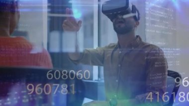 VR kulaklıkla Afro-Amerikan iş adamının veri işleme animasyonu. Küresel iş, bilgisayar ve dijital arayüz kavramı dijital olarak oluşturulmuş video