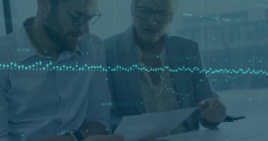Ofisteki iş adamları üzerinde finansal veri işleme animasyonu. Küresel iş, finans, hesaplama, bağlantılar ve veri işleme kavramı dijital olarak oluşturulmuş video.