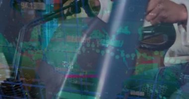 Depoda çalışan adamın finansal veri işleme animasyonu. Küresel taşımacılık, işletme, finans, hesaplama, bağlantılar ve veri işleme kavramı dijital olarak oluşturulmuş video.