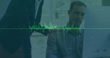 Ofisteki iş adamları üzerinde finansal veri işleme animasyonu. Küresel iş, finans, hesaplama, bağlantılar ve veri işleme kavramı dijital olarak oluşturulmuş video.