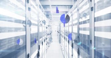 Sunucu odasındaki ışık izlerine karşı matematiksel denklemlerin ve veri işlemenin animasyonu. Bilgisayar arayüzü ve iş veri depolama teknolojisi kavramı