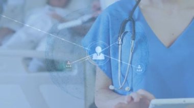 Tablet kullanan Kafkas kadın doktorun portresi ve dünya ile bağlantılı profil simgelerinin animasyonu. Dijital bileşik, çoklu maruz kalma, tıbbi, sağlık, hastane, iletişim, teknoloji.