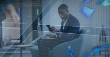 Ofisteki iş adamının veri işleme animasyonu. Küresel iş, finans ve veri işleme kavramı dijital olarak oluşturulmuş video.