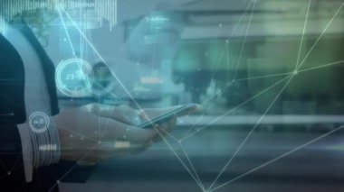 Akıllı telefon kullanan kadın üzerindeki bağlantı ağının animasyonu. Küresel bağlantılar iş teknolojisi ve ağ konsepti dijital olarak oluşturulmuş video.