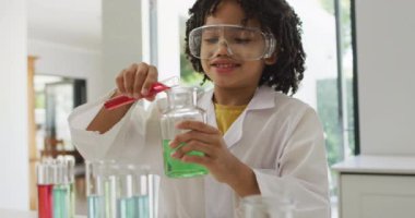 Afrika kökenli Amerikalı bir öğrencinin fen dersinde yaptığı animasyon. Küresel eğitim, bilim ve dijital arayüz kavramı dijital olarak oluşturulmuş video.