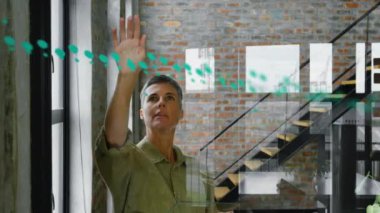 Kafkas iş kadınının ofisinde veri işleme animasyonu. Küresel iş ve dijital arayüz kavramı dijital olarak oluşturulmuş video.