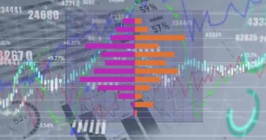 Gri arkaplana karşı finansal ve istatistiksel veri işleme çubuk grafiklerinin animasyonu. Küresel finans ve iş teknolojisi kavramı