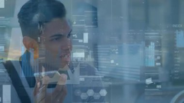 İstatistiksel veri işleme animasyonu. Akıllı telefondan konuşan çift ırklı erkek kadın üzerine. Küresel ağ ve iş teknolojisi kavramı