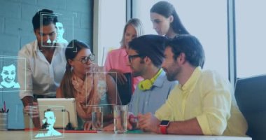 Ofiste çalışan iş adamları üzerinde biyometrik fotoğrafların ve veri işlemenin animasyonu. Küresel iş, finans ve veri işleme kavramı dijital olarak oluşturulmuş video.