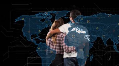 Dünya haritası ve Kafkas çifti üzerinde veri işleme animasyonu. Küresel iş ve dijital arayüz kavramı dijital olarak oluşturulmuş video.