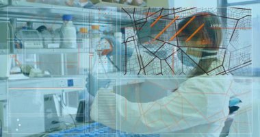 Laboratuvardaki melez kadın bilim adamının veri işleme animasyonu. Küresel bilim ve dijital arayüz kavramı dijital olarak oluşturulmuş video.