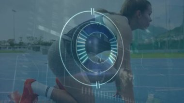 Stadyumda koşan beyaz kadın hakkında yapılan tarama ve veri işleme animasyonları. Küresel spor, bilgisayar ve dijital arayüz kavramı dijital olarak oluşturulmuş video.