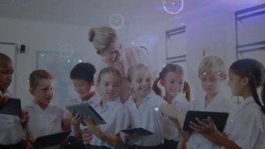 Dijital tablet kullanan beyaz kadın öğretmen ve öğrencilerin bağlantı ağının animasyonu. Küresel ağ ve eğitim teknolojisi kavramı