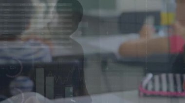 Öğretmenle birlikte çeşitli okul öğrencileri üzerinde veri işleme animasyonu. Küresel eğitim ve dijital arayüz kavramı dijital olarak oluşturulmuş video.