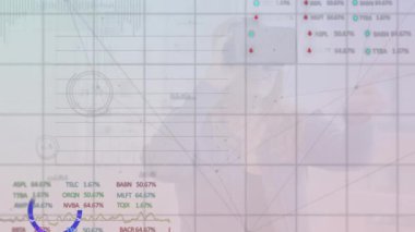 Beyaz arkaplandaki beyaz kadın ve bağlantı ağı ile veri işleme animasyonu. Küresel teknoloji, bilgisayar ve dijital arayüz kavramı dijital olarak oluşturulmuş video.