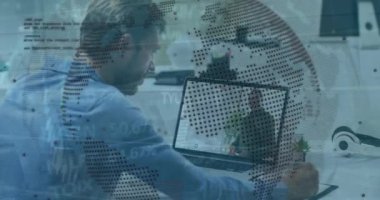 Bilgisayar kullanan beyaz iş adamının veri işleme ve küresinin animasyonu. Küresel iş, bilgisayar ve dijital arayüz kavramı dijital olarak oluşturulmuş video.