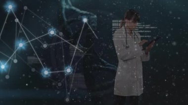 Dijital tablet kullanan beyaz kadın doktor üzerinden bağlantı ağının animasyonu. Tıbbi araştırma ve bilim teknolojisi kavramı