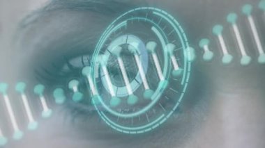 Kafkasyalı bir kadının gözünün üzerinde DNA ipliği ve dürbün taraması. Küresel bilim ve dijital arayüz kavramı dijital olarak oluşturulmuş video.